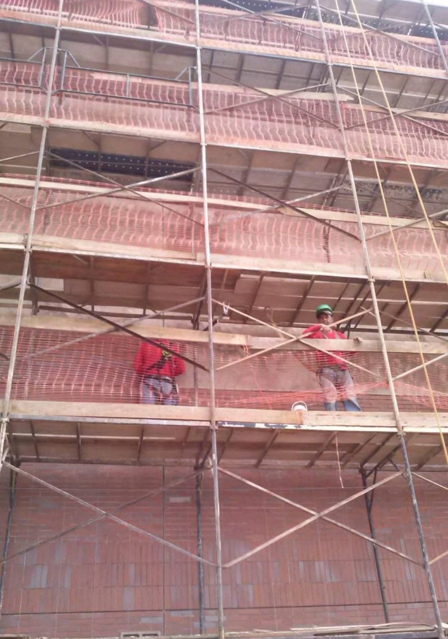 Andaimes em fachada de obra