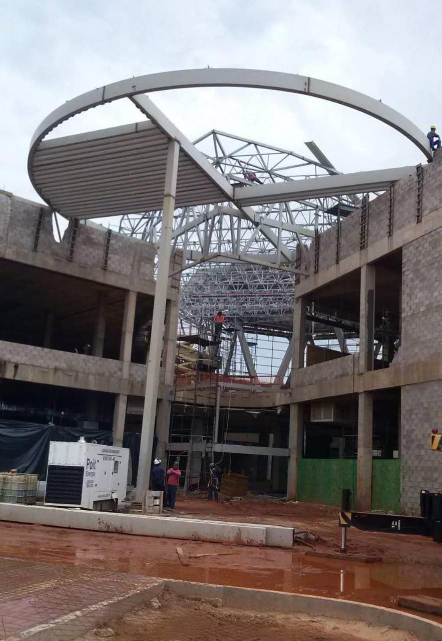 Estrutura metálica em obra comercial